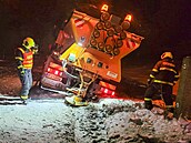 Moravskoslezští hasiči v souvislosti se sněhovou kalamitou vytahovali z příkopů...