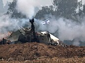 Izraelská dělostřelecká jednotka operuje na hranici s Gazou uprostřed...