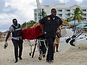 Policie na Bahamách odváží Američanku, která v místních vodách nepřežila útok...