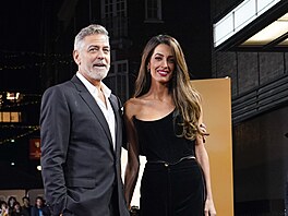 George Clooney a jeho manelka Amal (Londýn, 3. prosince 2023)