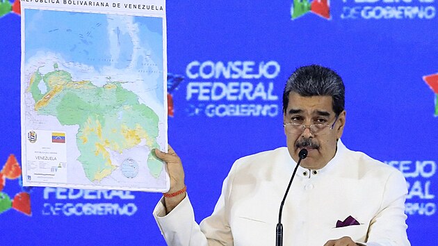 Venezuelský prezident Nicolás Maduro ukazuje mapu Venezuely i s guyanským územím Esequibo. (5. prosince 2023)