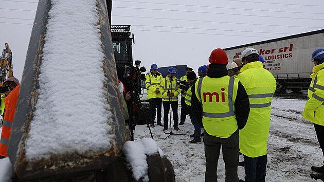 Ministr dopravy Martin Kupka (ODS) navtvil pi vjezdnm zasedn vldy na jin Morav sek dlnice D1, kde probh roziovn na est pruh.