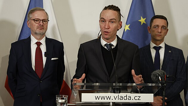 ministr pro místní rozvoj Ivan Bartoš mluví na tiskové konferenci po jednání vlády v Bučovicích na Vyškovsku. Za ním (zleva) premiér Petr Fiala a jihomoravský hejtman Jan Grolich .