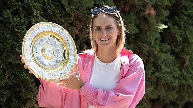 Markéta Vondroušová s trofejí z Wimbledonu 2023.