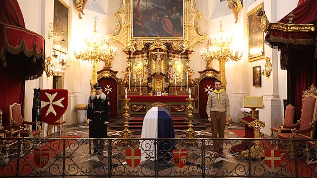 Lid se lou se zesnulm politikem a hradnm kanclem Karlem Schwarzenbergem v kostele Maltzskch ryt Panny Marie pod etzem. (6. prosince 2023)