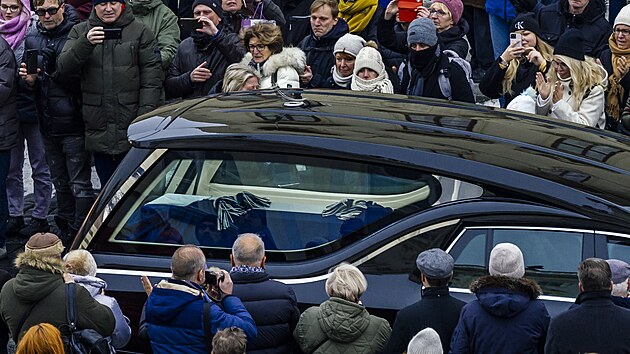Vůz s rakví zesnulého knížete má namířeno k Schwarzenberskému paláci, následně k Černínskému paláci, sídlu diplomacie. (9. prosince 2023)
