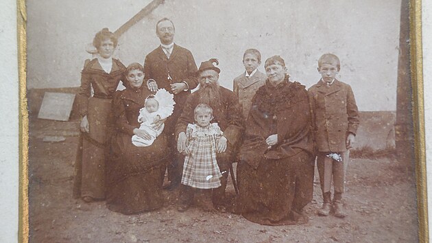 Rodinn foto: Josefina s Vclavem, jejich u dospl dcera Marie s miminkem, synov Vaek a Radim, nejmlad dceruka Cecilka a Vclavovi rodie.