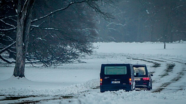 Pohřební vůz přivezl rakev s ostatky Karla Schwarzenberga do orlického zámeckého parku, kde se nachází hrobka šlechtického rodu. V ní bude urna s ostatky bývalého politika uložena. (9. prosince 2023)