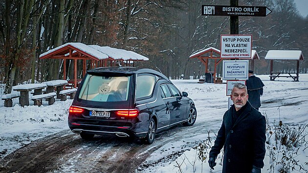 Pohřební vůz přivezl rakev s ostatky Karla Schwarzenberga do orlického zámeckého parku, kde se nachází hrobka šlechtického rodu. V ní bude urna s ostatky bývalého politika uložena. (9. prosince 2023)