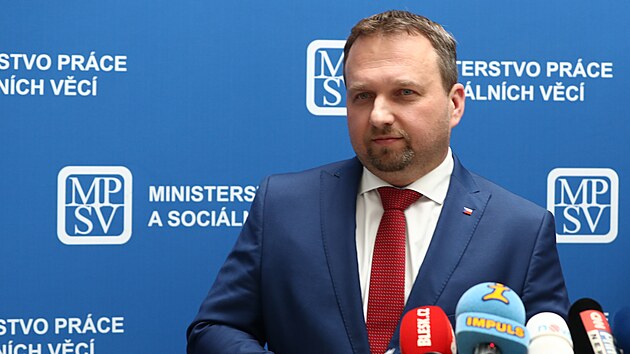 Ministerstvo práce a sociálních věcí hodlá brzy představit změny zákoníku práce, které mají na pracovní trh přinést větší pružnost. O konkrétních návrzích se zatím na půdě resortu vedou diskuse. Na veřejnost už ale prosáklo, že se uvažuje o prodloužení zkušební doby, zkrácení výpovědní lhůty nebo o možnosti dát zaměstnanci výpověď bez udání důvodu – pravděpodobně výměnou za vyšší odstupné.