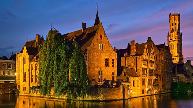 Z doby, kdy byly hlavn�m p��stavem Z�padn�ch Flander, si belgick� Bruggy podr�ely kr�su vodn�ho m�sta. Proch�zka pod�l Zelen�ho kan�lu (Groenerei) um� vytvo�it nejeden romantick� okam�ik, kter� m��ete zakon�it za zvuku zvonkohry u pozlacen�ho Burgu na barokn�m n�m�st�.