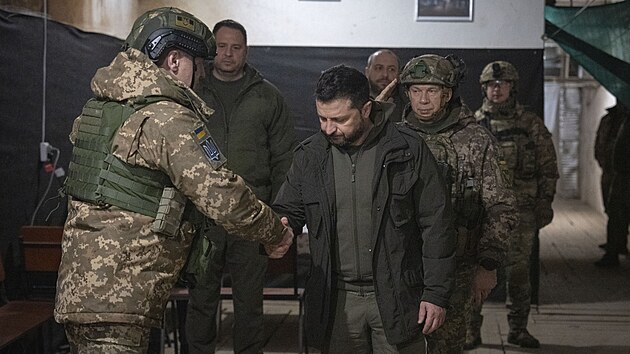 Ukrajinsk prezident Volodymyr Zelenskyj si pots rukou s vojkem bhem nvtvy frontovho msta Kupjansk v Charkovsk oblasti. (30. listopadu 2023)