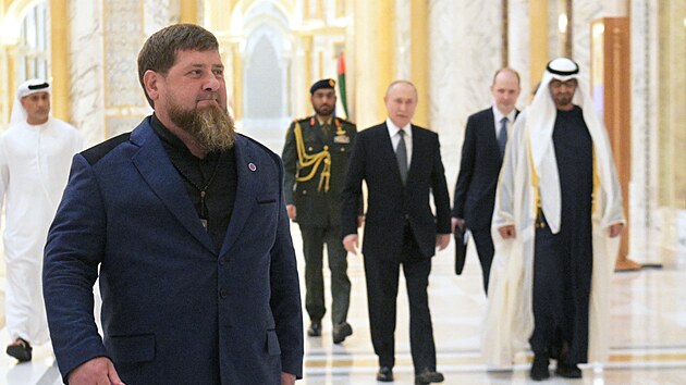 Hlava rusk eensk republiky Ramzan Kadyrov pichz na uvtac ceremonil pro ruskho prezidenta Vladimira Putina v Ab Dhab ve Spojench arabskch emirtech. (6. prosince 2023)