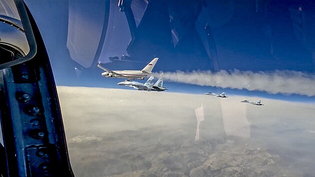 Letadlo ruskho prezidenta Vladimira Putina doprovzen tymi sthakami Su-35 vybavenmi raketami bhem cesty do Spojench arabskch emirt. (6. prosince 2023)