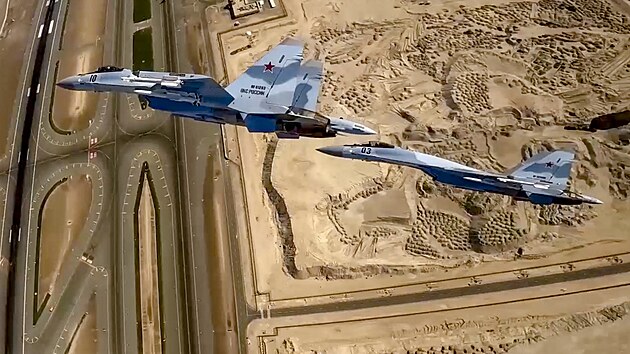 Letadlo ruskho prezidenta Vladimira Putina doprovzen tymi sthakami Su-35 vybavenmi raketami bhem cesty do Spojench arabskch emirt. (6. prosince 2023)