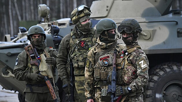 Vojáci ruských armádních jednotek radiační, chemické a biologické ochrany ve výcvikovém středisku v Moskevské oblasti. (10. listopadu 2023)
