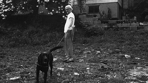 Sam Carr s neboh�m psem. Ani� by cht�l, dal s�riov�mu vrahovi jm�no.