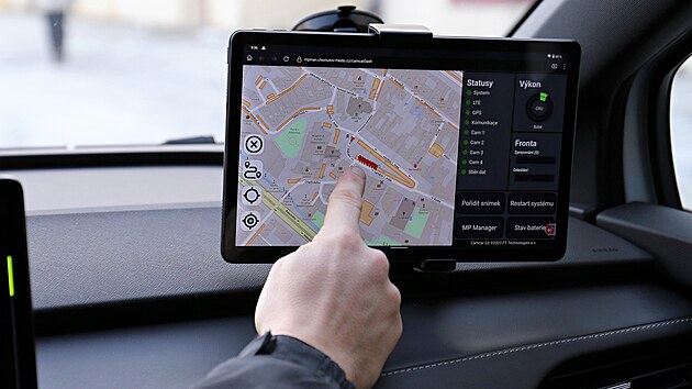 Strnci maj k dispozici mapovou aplikaci na tabletu, kde vid vsledky kamerovho snmn.