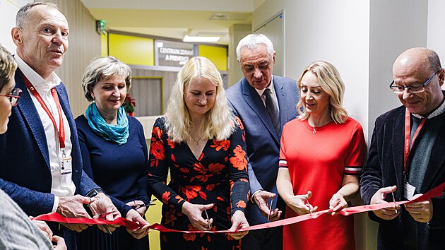 P�edstavitel� nemocnice i hejtman Olomouck�ho kraje Josef Such�nek (STAN, t�et� zprava) slavnostn� p�est�ihli p�sku.