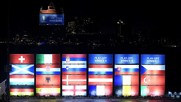 Pracovnci v hamburskm pstavu naaranovali lodn kontejnery s vlajkami...