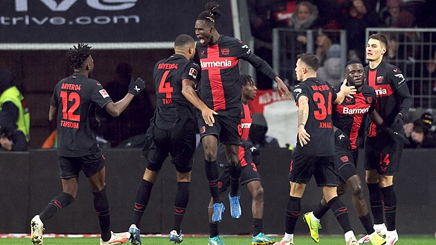 Fotbalisté Leverkusenu se radují z gólu, který vstřelil Victor Boniface. Vpravo...