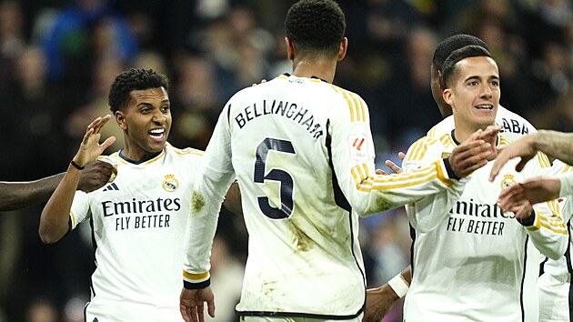 Fotbalisté Realu Madrid se radují z gólu, který vstelil Rodrygo (vlevo).