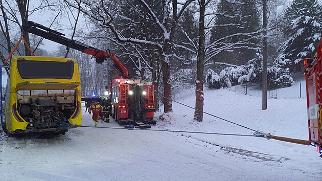 V Pardubickém kraji hustě sněží, hasiči od pátečního večera vyjížděli k...