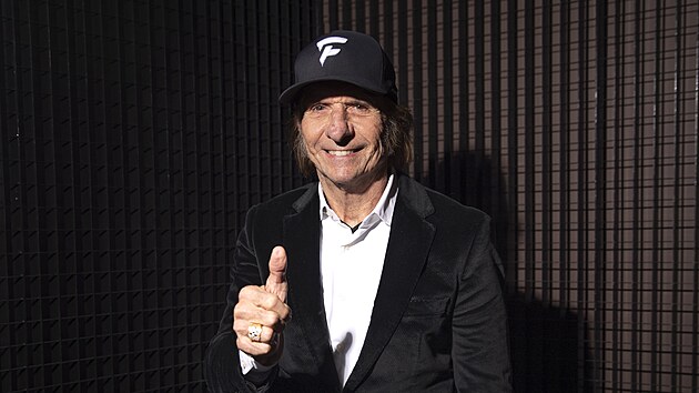 Kiltovka, dlouh vlasy a kotlety do plky tve. Emerson Fittipaldi se od konce jezdeck kariry pli nezmnil.