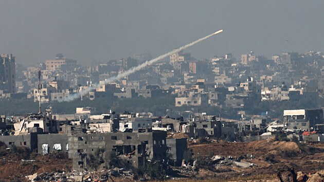Po vypren doasnho pm mezi Izraelem a palestinskou islamistickou skupinou Hams jsou z psma Gazy odpalovny rakety na Izrael. (1. prosince 2023)