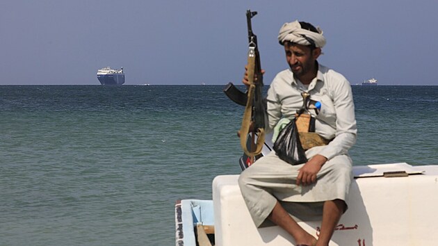 Obchodní loď Galaxy Leader, které se minulý měsíc zmocnili Íránem podporovaní Hútíové, se proměnila v turistickou atrakci pro Jemence. (5. prosince 2023)