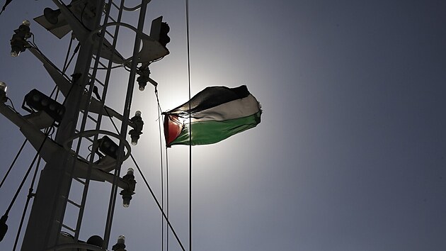 Na lodi se tyčí vlajka Palestiny. (5. prosince 2023)