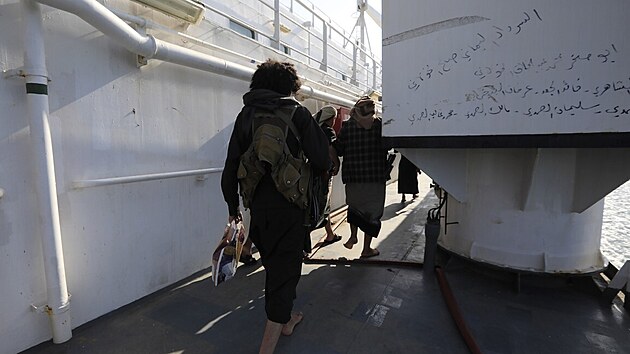 Návštěvníkům zajaté lodi je dovoleno prohlížet si pouze její palubu. (5. prosince 2023)