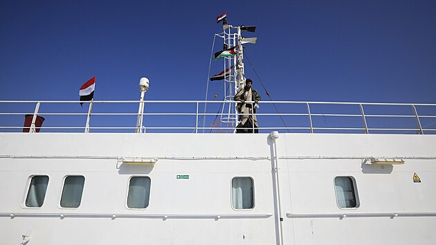 Na zajat lodi vlaj palestinsk i jemensk vlajky. (5. prosince 2023)