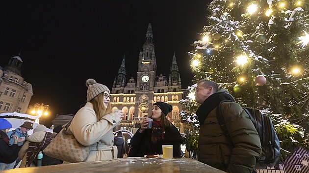 Pokrmy a n�poje lze konzumovat u stolk� na st�n�. M�sto k sezen� nebo aspo� kryt� st�n� by tu lid� hledali marn�.