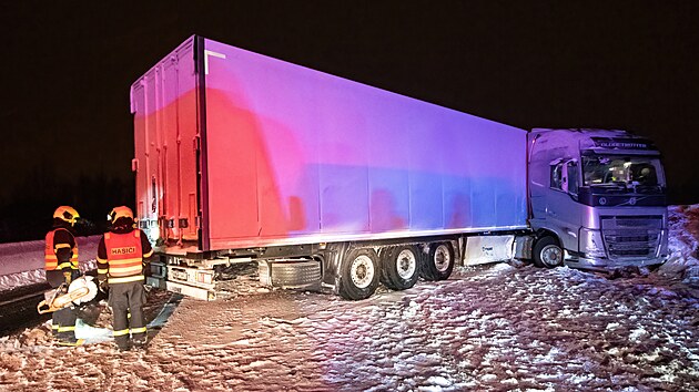 Moravskoslezští hasiči mají velmi náročný víkend. Například řešili na D1 u Bohumína nehodu kamionu, ze kterého vyteklo sedm set litrů nafty. (2. prosince 2023)