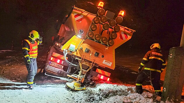 Moravskoslezt hasii v souvislosti se snhovou kalamitou vytahovali z pkop autobusy i sypae. (2. prosince 2023)