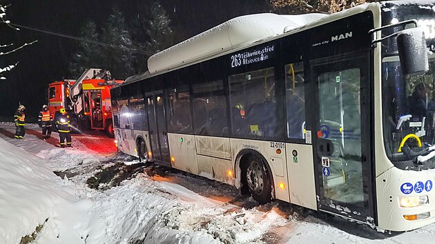 Moravskoslezští hasiči v souvislosti se sněhovou kalamitou vytahovali z příkopů autobusy i sypače. (2. prosince 2023)
