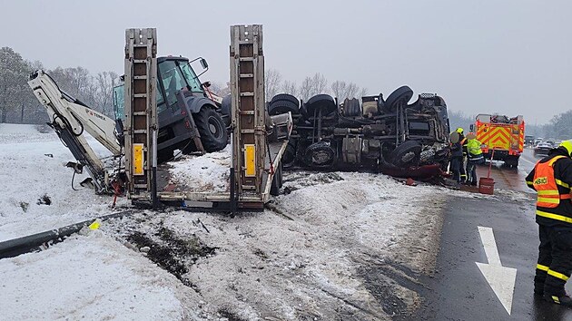 Nehoda tahae s naloenm traktorbagrem u Karvin. Vyproovn trvalo nkolik hodin. (7. prosince 2023)