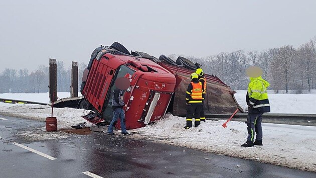 Nehoda tahae s naloenm traktorbagrem u Karvin. Vyproovn trvalo nkolik hodin. (7. prosince 2023)