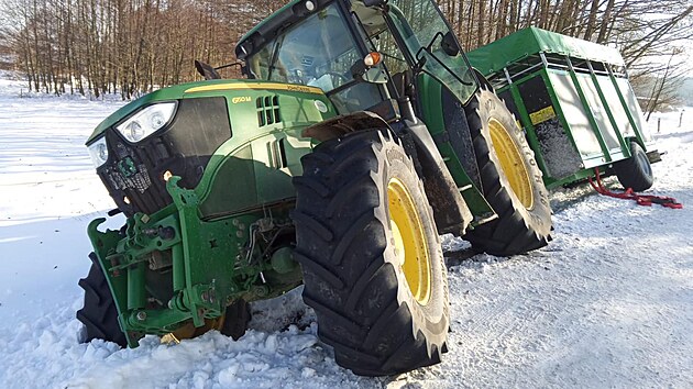 Traktor sjel do pkopu a naklonil se na bok.