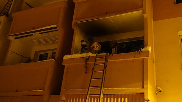 Hasiči se do bytu v prvním patře dostali i přes balkon.