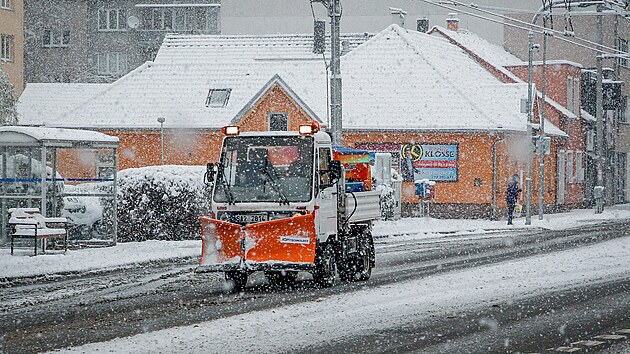 Na jihu Čech a Vysočině začalo silně sněžit