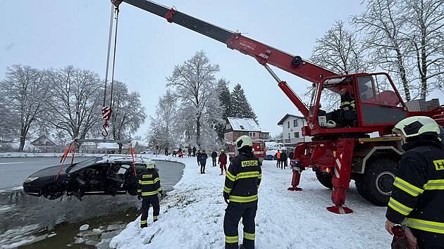V Jihočeském kraji v Dolním Bukovsku skončilo osobní auto v rybníku. Na místě zasahovali hasiči. (1. prosince 2023)