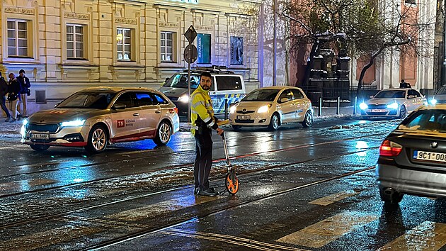 Tramvaj na N�rodn� t��d� srazila t�i lidi. (5. prosince 2023)