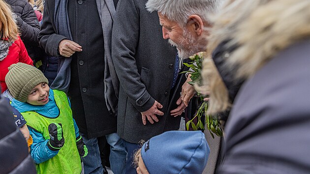Prezidentsk� p�r v Broumov� p�iv�taly asi t�i stovky lid�. P�i�ly m�stn� �koly i �kolky a pr�v� s nejmen��mi d�tmi se Petr Pavel zdravil. (6. 12. 2023)