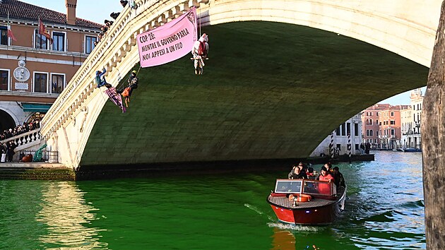 Aktivisté obarvili vodu v benátském Velkém kanále na zeleno v protestu proti pokračujícím jednáním na klimatické konferenci OSN COP28 v Dubaji, která označili za směšná a neúspěšná. (9. prosince 2023)