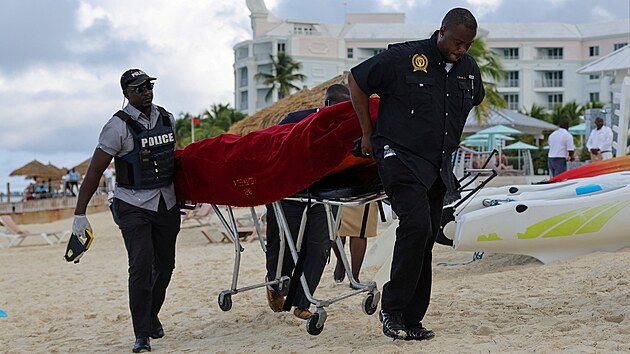 Policie na Bahamch odv Amerianku, kter v mstnch vodch nepeila tok raloka. (4. prosince 2023)