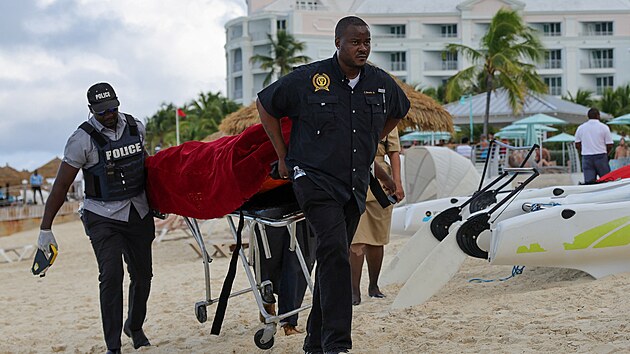 Policie na Bahamch odv Amerianku, kter v mstnch vodch nepeila tok raloka. (4. prosince 2023)