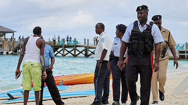 Policie na Bahamch zasahuje u ppadu Amerianky, kter v mstnch vodch nepeila tok raloka. (4. prosince 2023)