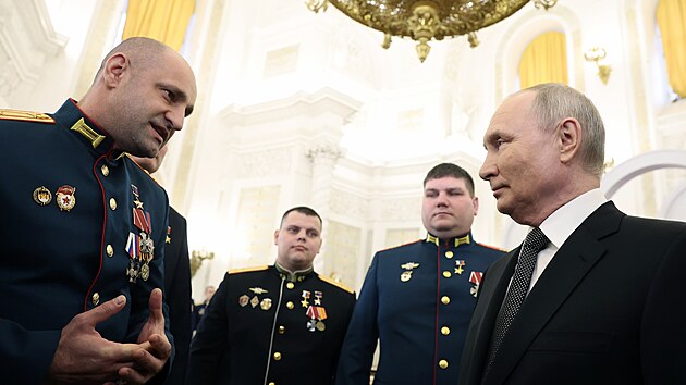 Ruský prezident Vladimir Putin na slavnostním předávání medailí v předvečer Dne hrdinů vlasti v Jiřském sále Velkého kremelského paláce v Moskvě (8. prosince 2023)